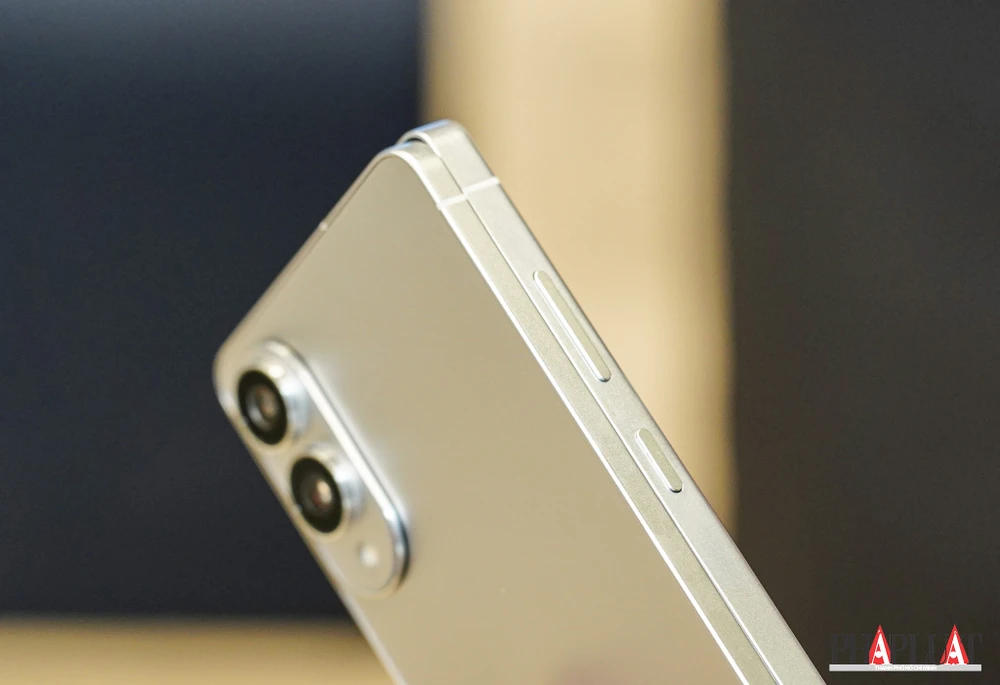 Máy mỏng nhẹ hơn đáng kể so với các phiên bản Galaxy S khác. Ảnh: TIỂU MINH