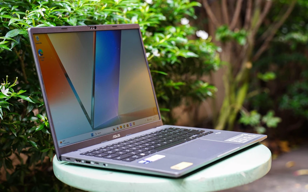 Tin công nghệ 27-5: Laptop mỏng nhẹ với thời lượng pin lên đến 20 tiếng. Ảnh: TIỂU MINH