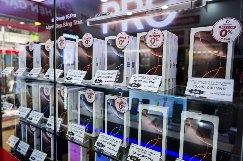 iPhone 16 Pro Max giảm giá hơn 5 triệu trong dịp 6-6. Ảnh: TIỂU MINH