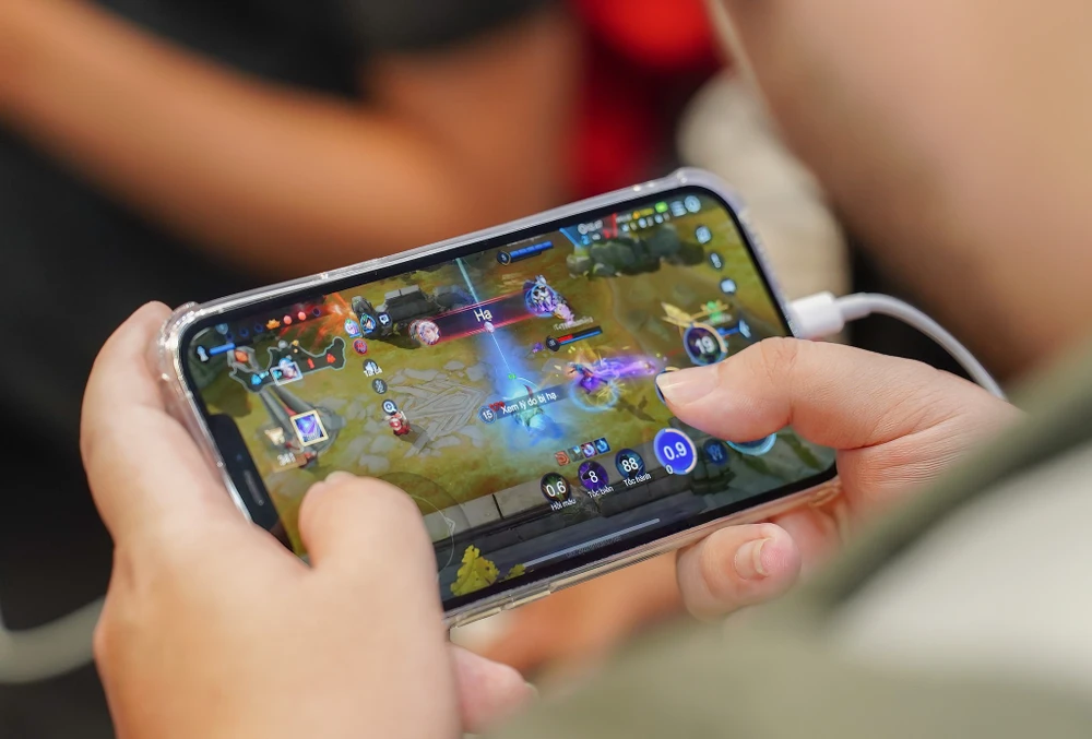 Chơi game nặng khi cắm sạc sẽ khiến điện thoại nóng lên rất nhanh. Ảnh: TIỂU MINH