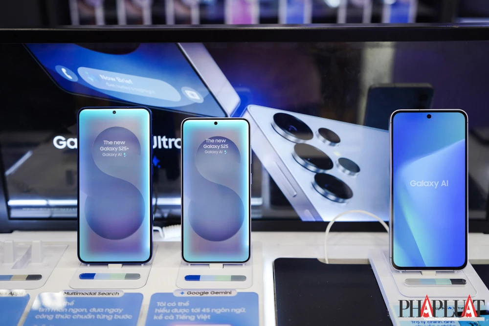 Điện thoại màn hình gập Z Fold7 và Flip7 sẽ chạy One UI 8 tương tự như trên dòng Galaxy S25. Ảnh: TIỂU MINH