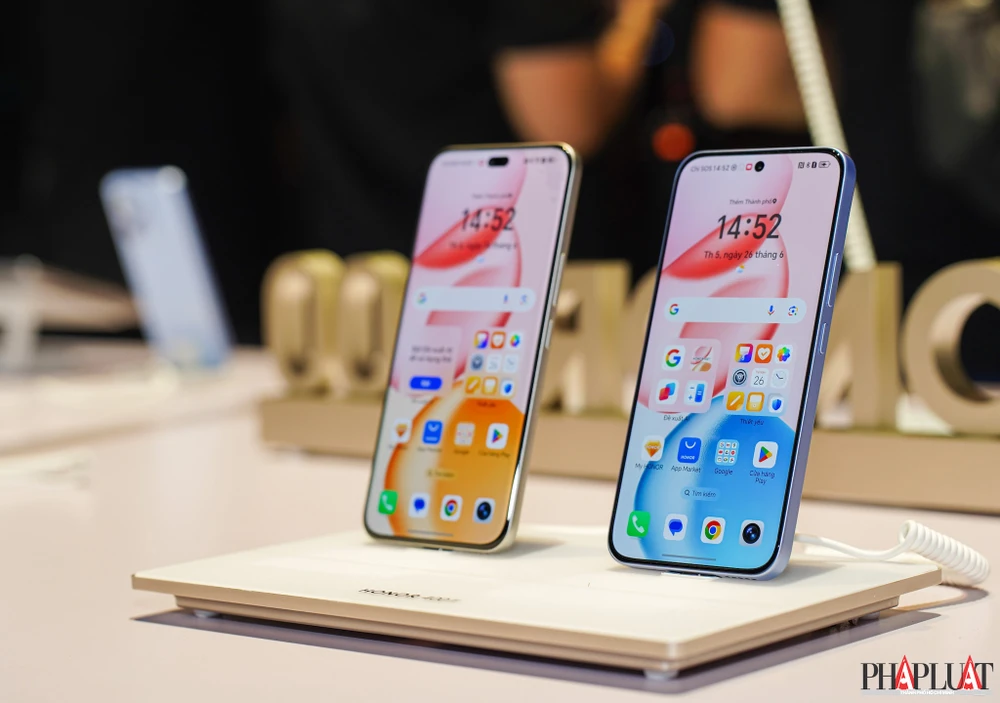 Honor 400 5G (phải) có màn hình phẳng, phiên bản Pro (trái) cao cấp hơn sử dụng màn hình cong. Ảnh: TIỂU MINH