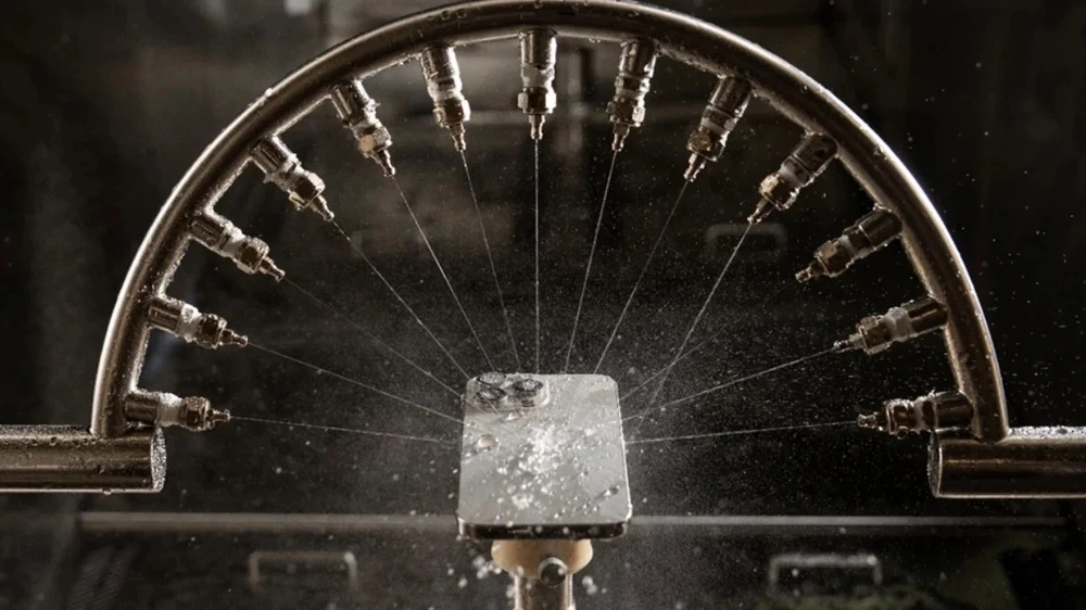 Một chiếc iPhone được thử nghiệm khả năng chống nước trong phòng thí nghiệm. Ảnh: Apple