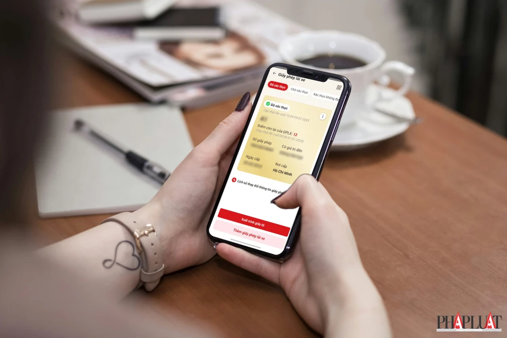 Người dùng có thể tích hợp GPLX điện tử trên ứng dụng VNeID để thuận tiện hơn khi tham gia giao thông. Ảnh: MINH HOÀNG