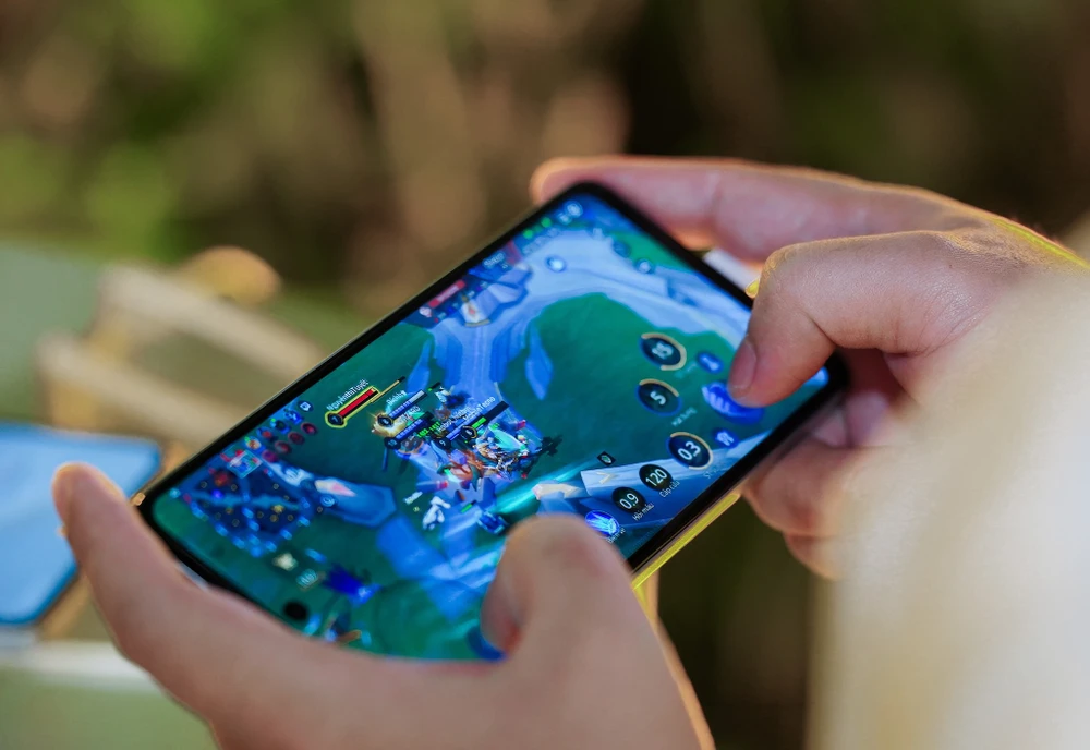 Dù chỉ là điện thoại giá rẻ nhưng Pova 7 có viên pin lên đến 7.000 mAh. Ảnh: TIỂU MINH