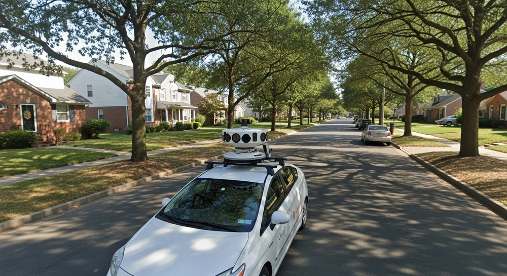 Một người đàn ông được bồi thường 12.500 USD sau khi xe của Google Street View chụp lại hình ảnh khỏa thân của ông trong sân nhà. Ảnh minh họa: AI