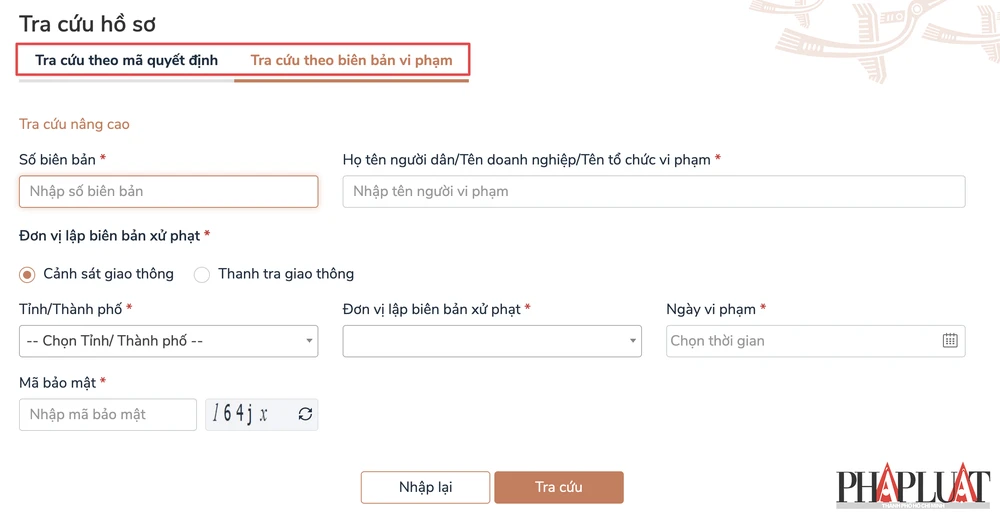 Tra cứu thông tin xử phạt bằng mã quyết định hoặc theo biên bản vi phạm. Ảnh: MINH HOÀNG