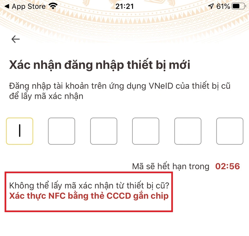 Đăng nhập ứng dụng VNeID trên điện thoại mới bằng cách quét NFC trên CCCD gắn chip.