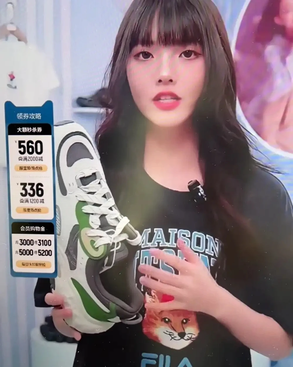 Một nhân viên bán hàng AI đang livestream bán sản phẩm.