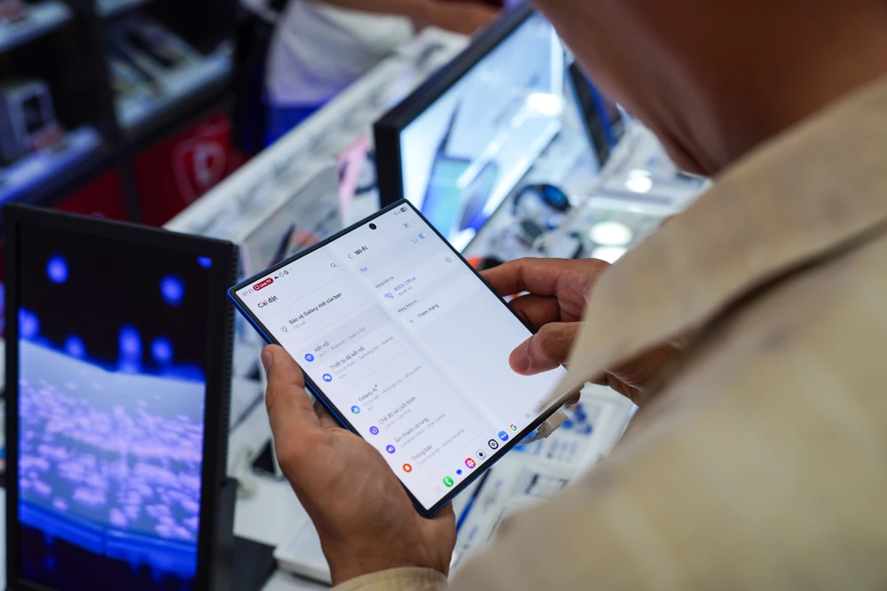 Tin công nghệ 20-8: Người dùng đang trải nghiệm điện thoại gập Z Fold7. Ảnh: TIỂU MINH