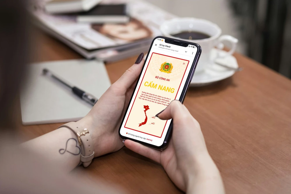 Ứng dụng VNeID vừa được tích hợp cẩm nang hướng dẫn và trợ lý ảo AI. Ảnh: MINH HOÀNG