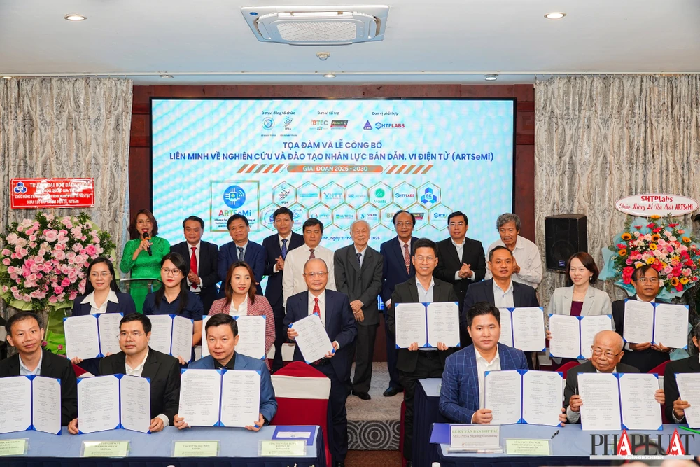 Thành lập liên minh về nghiên cứu và đào tạo nhân lực bán dẫn, vi điện tử (ARTSeMi). Ảnh: TIỂU MINH