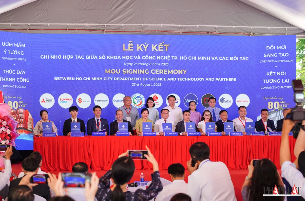 Ký kết hợp tác giữa Sở KH&CN TP.HCM và các đối tác. Ảnh: MINH HOÀNG