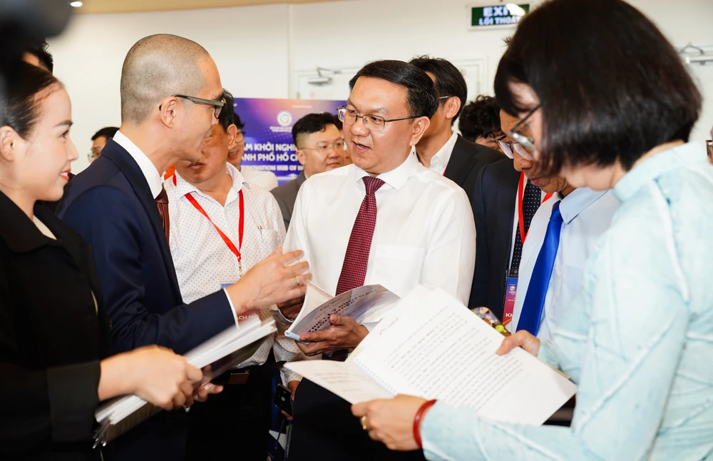 Tham quan gian hàng của một doanh nghiệp công nghệ. Ảnh: MINH HOÀNG