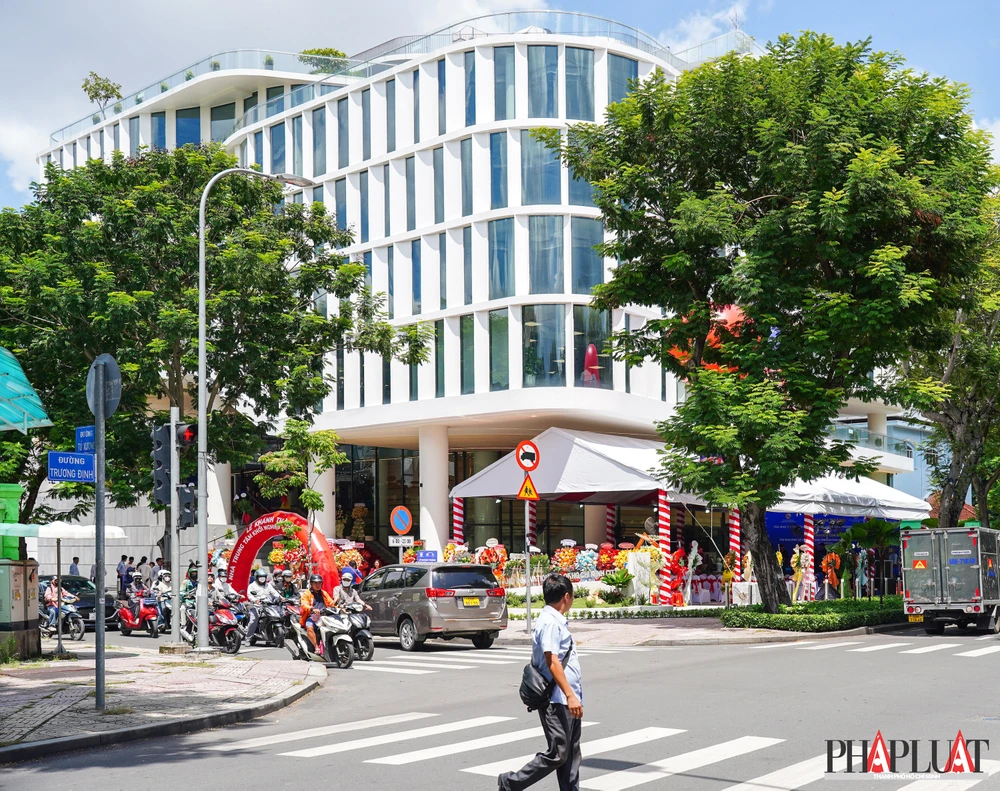 Trung tâm tọa lạc tại số 123 Trương Định, phường Xuân Hòa, TP.HCM. Từ tầng 1 đến tầng 3 dành cho chương trình do Nhà nước quản lý và hỗ trợ, từ tầng 4 đến tầng 7 là khu vực hội tụ nguồn lực xã hội, bao gồm quỹ đầu tư mạo hiểm, tập đoàn công nghệ và tổ chức ươm tạo trong và ngoài nước. Ảnh: MINH HOÀNG