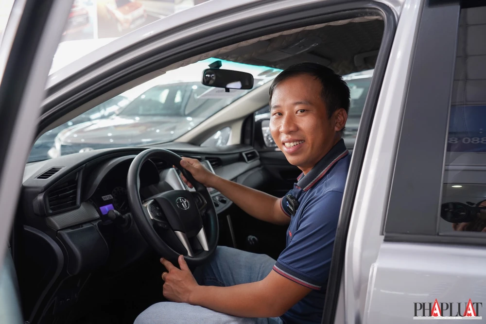 Một khách hàng đang thử ngồi trải nghiệm khi đi chọn mua ô tô cũ. Ảnh: TIỂU MINH