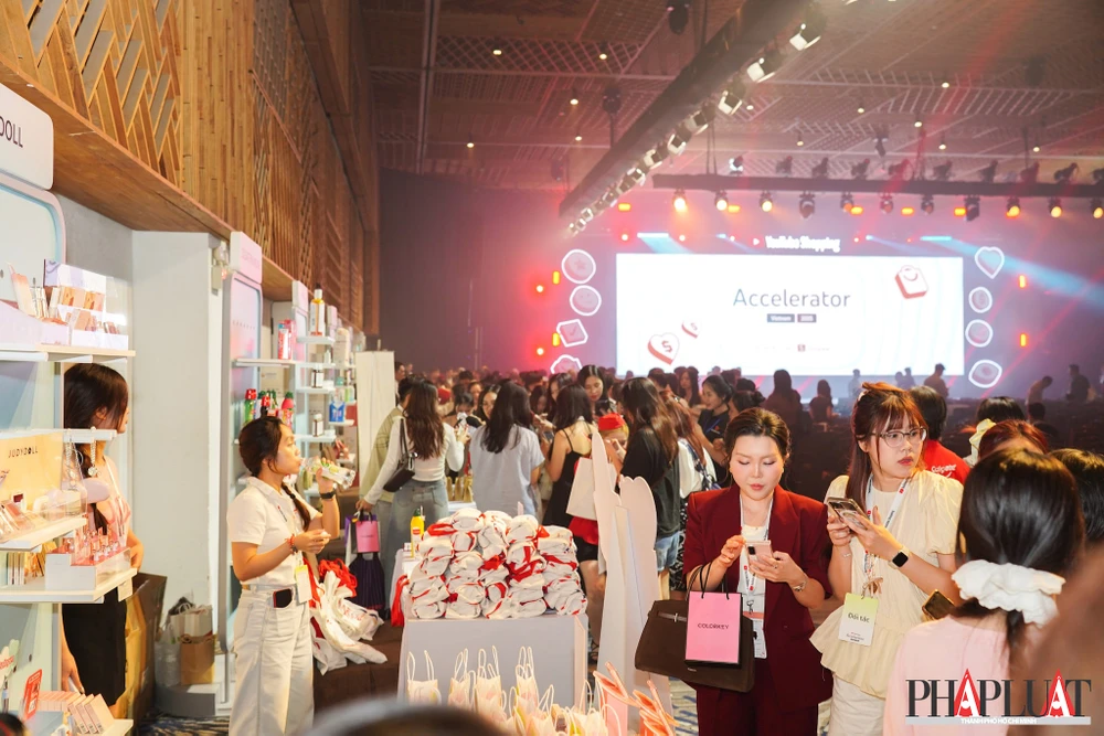 Người Việt ngày càng thích mua sắm qua video. Ảnh: TIỂU MINH