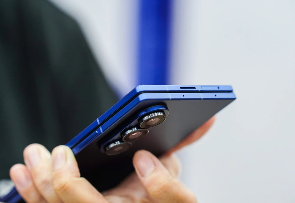 Tin công nghệ 2-9: Người dùng báo cáo Z Fold7 bị tróc sơn khung viền. Ảnh minh họa: TIỂU MINH