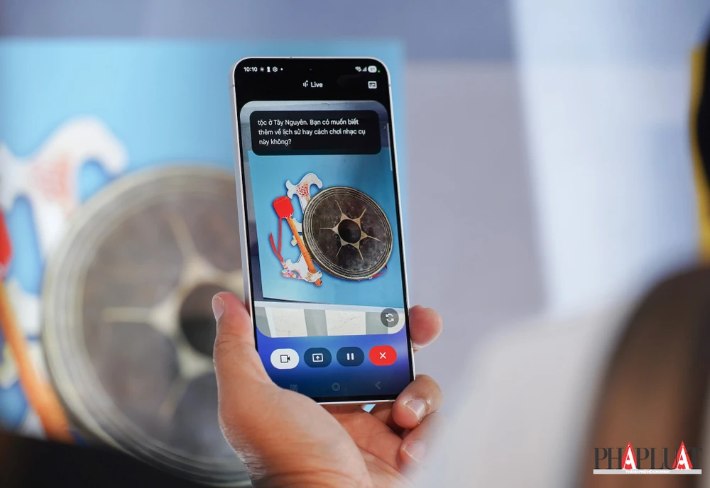 Tìm kiếm hình ảnh, thông tin trực tiếp từ camera điện thoại. Ảnh: TIỂU MINH