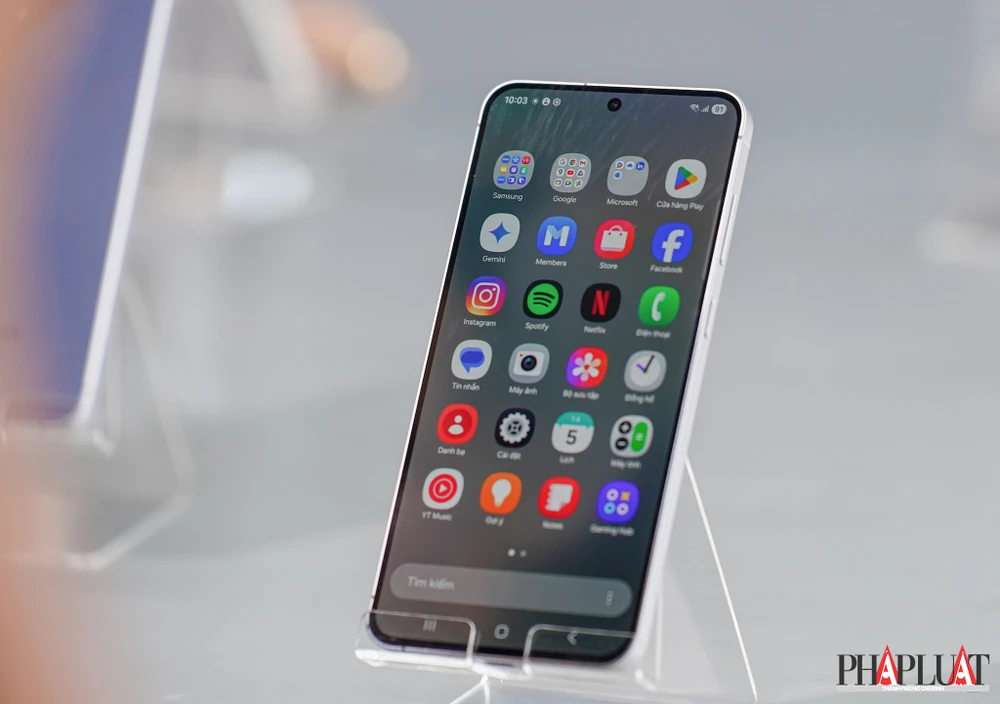 Samsung Galaxy S25 FE được tích hợp nhiều tính năng AI thông minh. Ảnh: TIỂU MINH