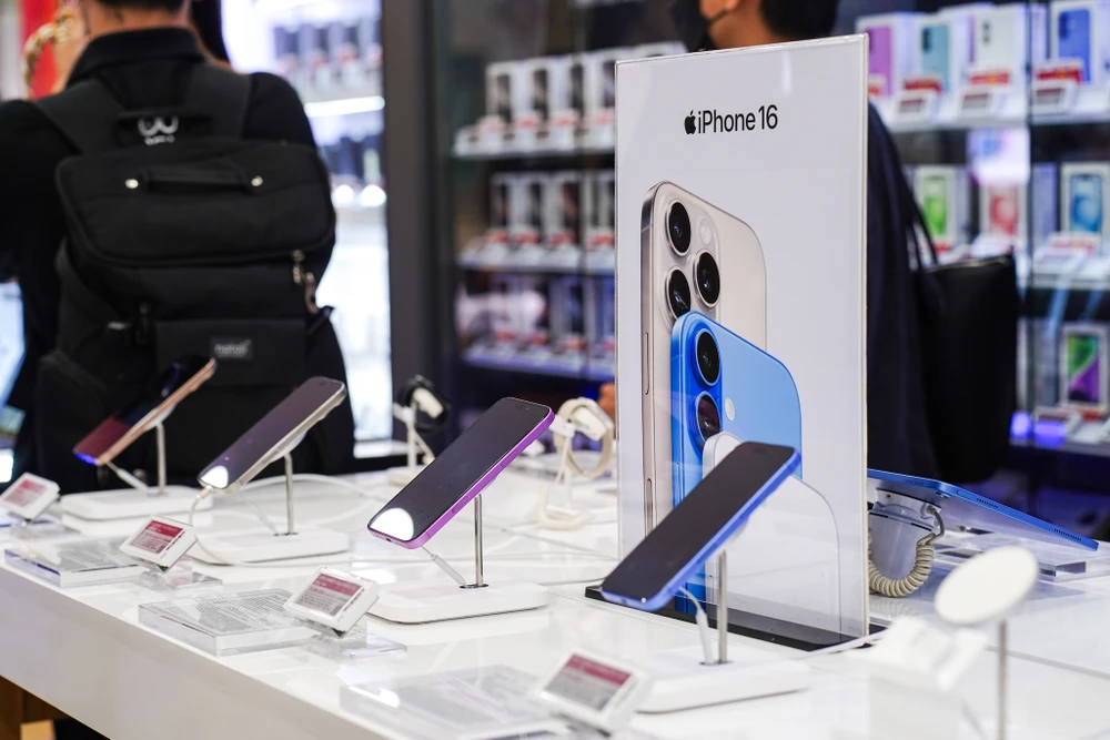 Nhiều mẫu điện thoại giảm giá ngày 9-9 trước khi Apple ra mắt sản phẩm mới. Ảnh: TIỂU MINH