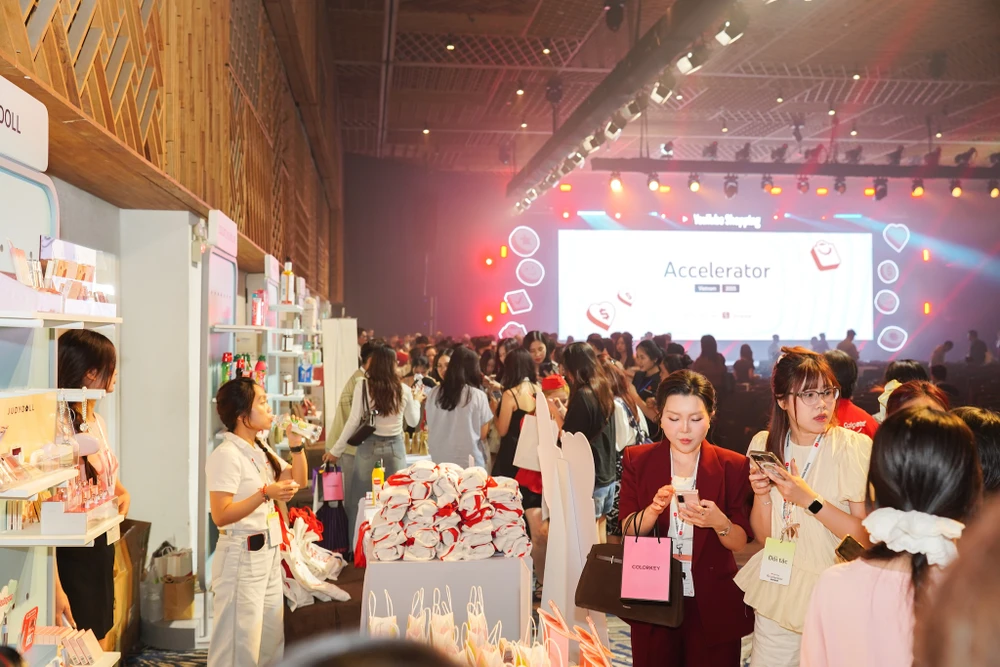 Người trẻ ngày càng thích mua sắm trực tuyến, đặc biệt là thông qua video. Ảnh: TIỂU MINH