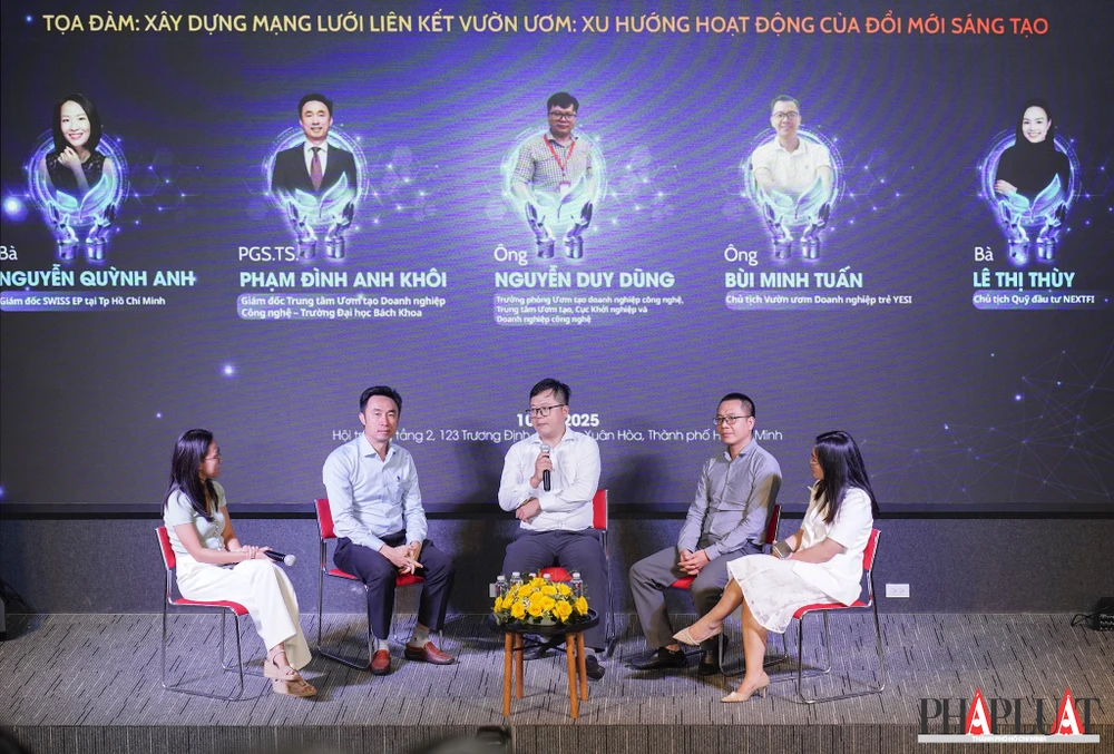 Các chuyên gia trao đổi về việc nghiên cứu, xây dựng nền tảng trực tuyến liên kết vườn ươm trong các lĩnh vực công nghệ. Ảnh: MINH HOÀNG