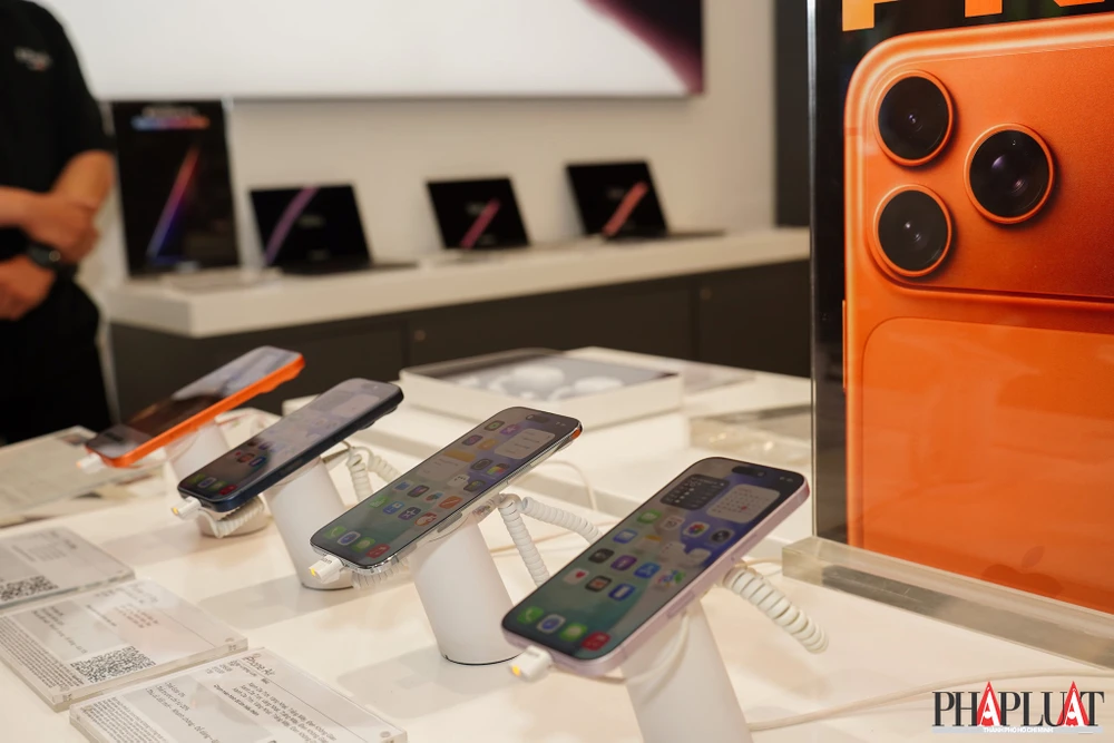Giá khởi điểm của các mẫu iPhone mới tại Việt Nam như sau: iPhone 17 giá từ 24,9 triệu đồng, iPhone Air từ 31,9 triệu đồng, iPhone 17 Pro từ 34,9 triệu đồng và iPhone 17 Pro Max là 37,9 triệu đồng cho phiên bản 256 GB.