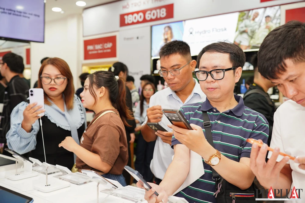 Người dùng trải nghiệm và nhận máy sớm trong ngày mở bán. Ảnh: TIỂU MINH