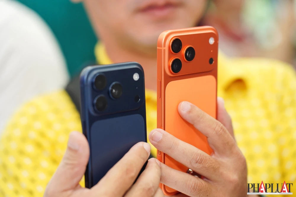 iPhone 17 Pro Max màu mới bị phản ánh dễ trầy xước. Ảnh: TIỂU MINH