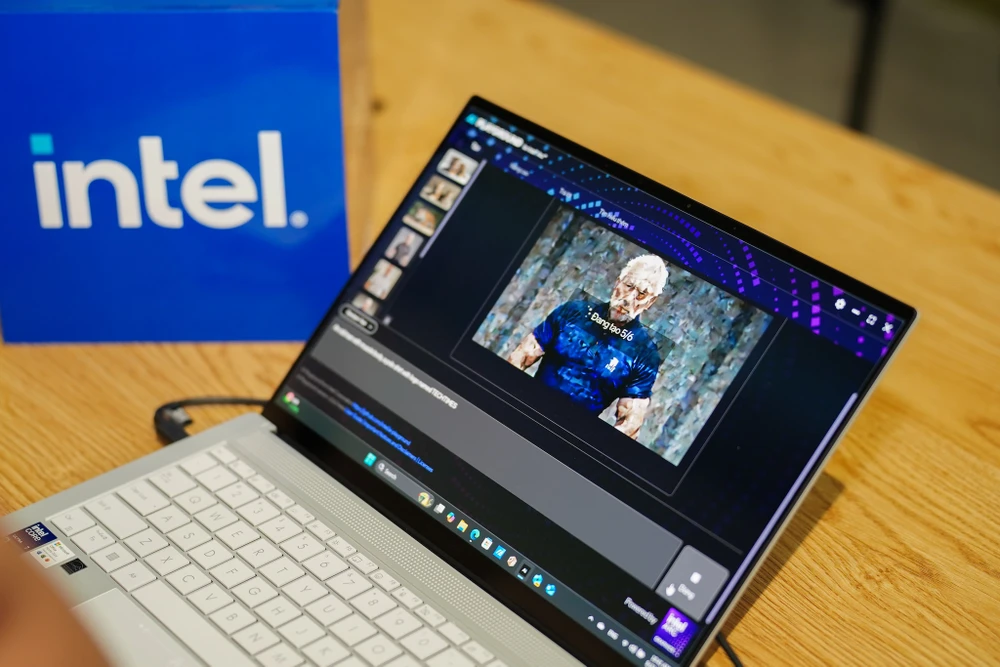 Phần mềm AI Playground đang tạo ảnh dựa vào câu lệnh của người dùng. Ảnh: TIỂU MINH