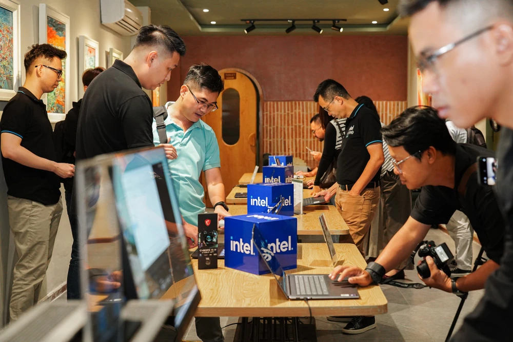 Doanh số AI PC dự báo sẽ tăng trưởng mạnh trong thời gian tới. Ảnh: TIỂU MINH