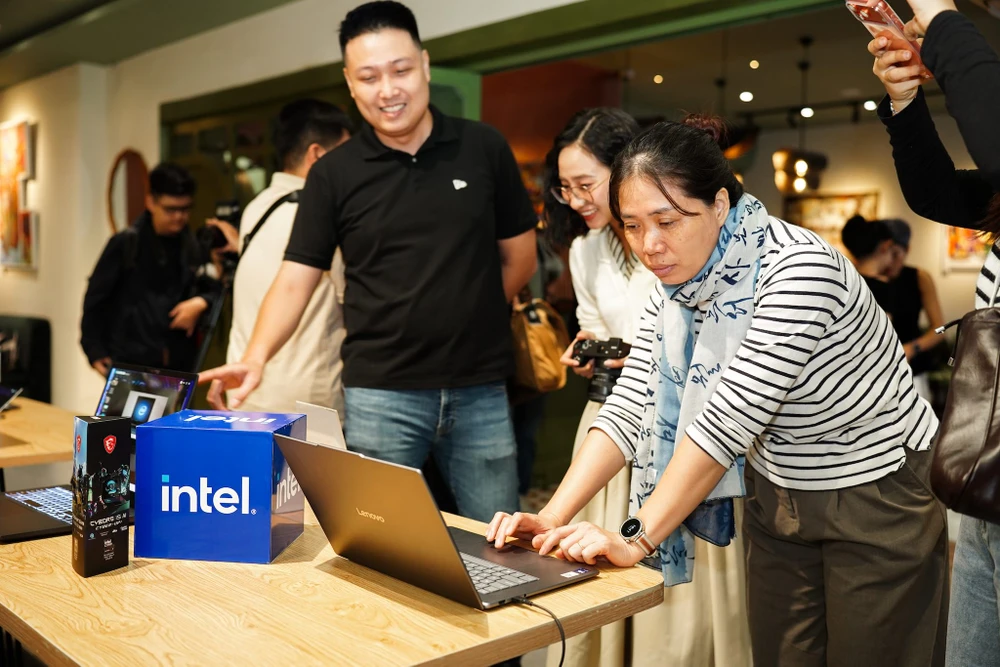 Việc các hãng tích hợp thêm AI vào máy tính đã giúp người dùng tiết kiệm đáng kể thời gian trong công việc, sáng tạo. Ảnh: TIỂU MINH