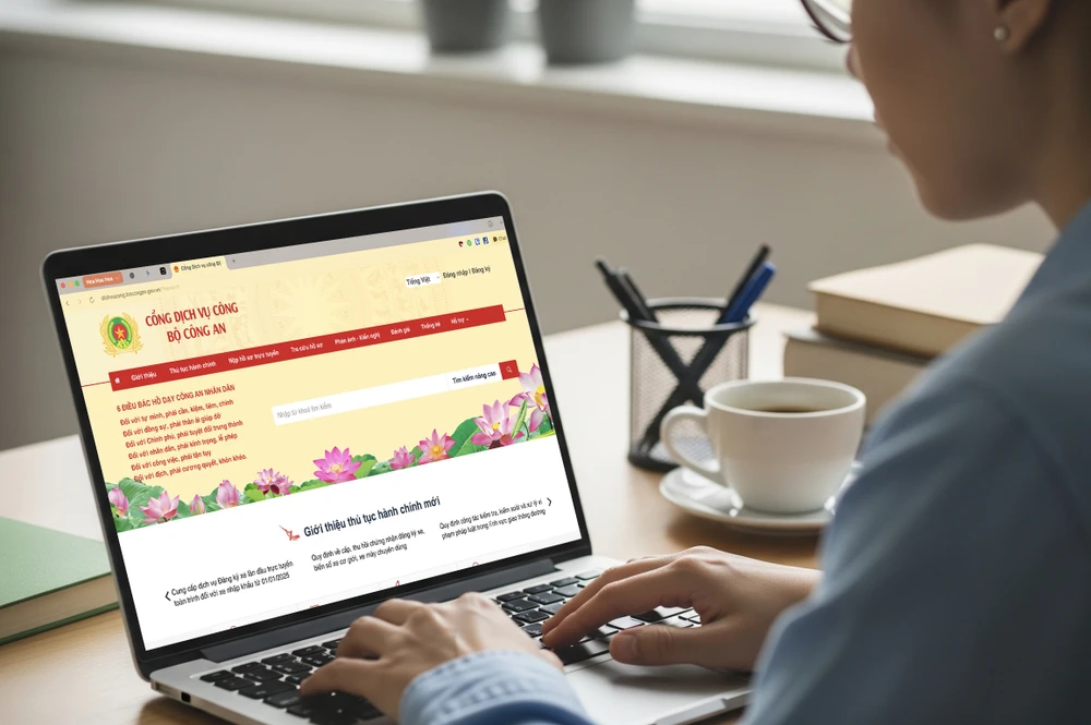 25 thủ tục hành chính phải thực hiện online trên cổng dịch vụ công hoặc ứng dụng VNeID. Ảnh: MINH HOÀNG