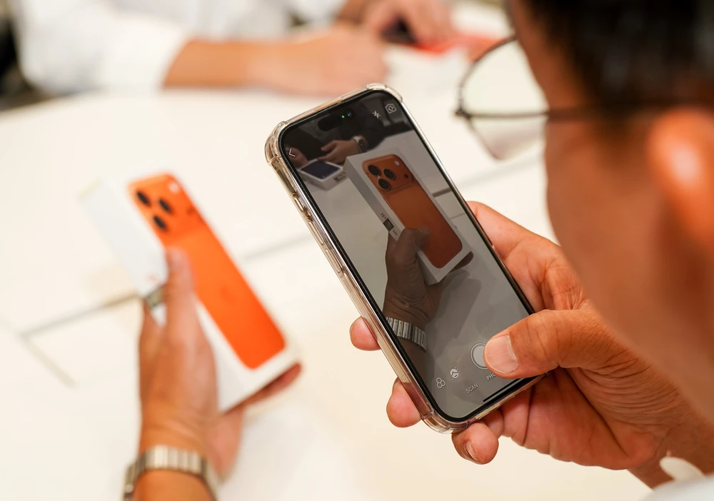 Người dùng nên kiểm tra iPhone kĩ trước khi xuống tiền. Ảnh: TIỂU MINH