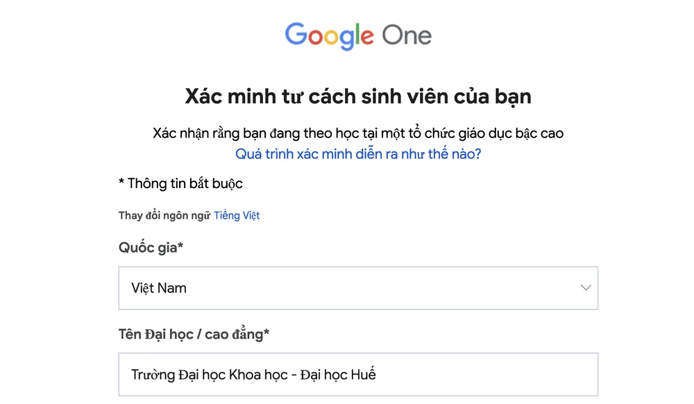 Xác minh thông tin sinh viên. Ảnh: TIỂU MINH