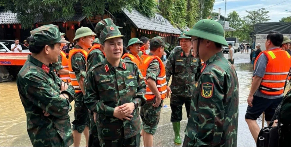 Chủ tịch - TGĐ Tập đoàn Viettel, ông Tào Đức Thắng trực tiếp chỉ đạo công tác ứng cứu ở Thái Nguyên.