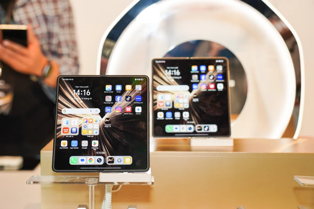 Smartphone màn hình gập ngày càng tăng trưởng. Ảnh: TIỂU MINH