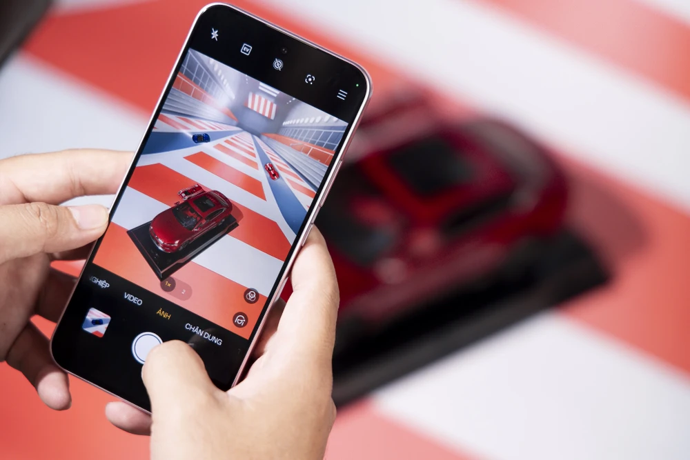 Mẫu smartphone tầm trung OPPO A6 Pro gây ấn tượng với viên pin 7.000 mAh.