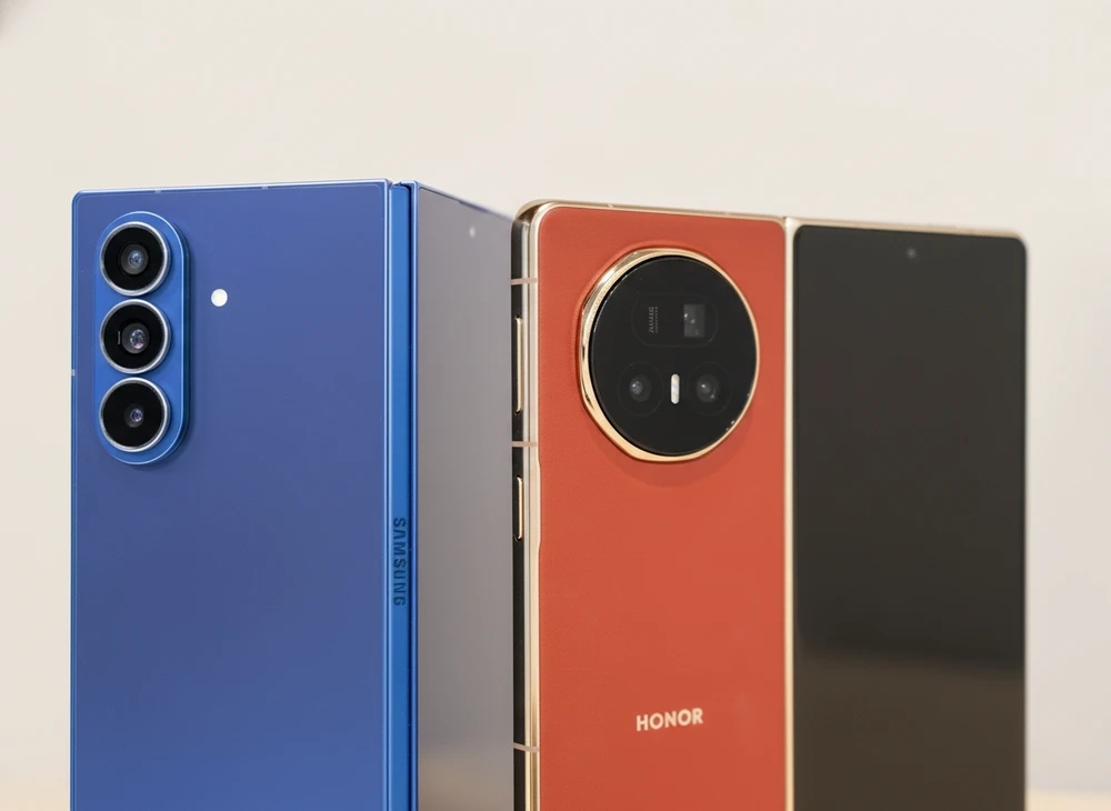 Camera trên Z Fold7 và Honor Magic V5 (phải). Ảnh: TIỂU MINH