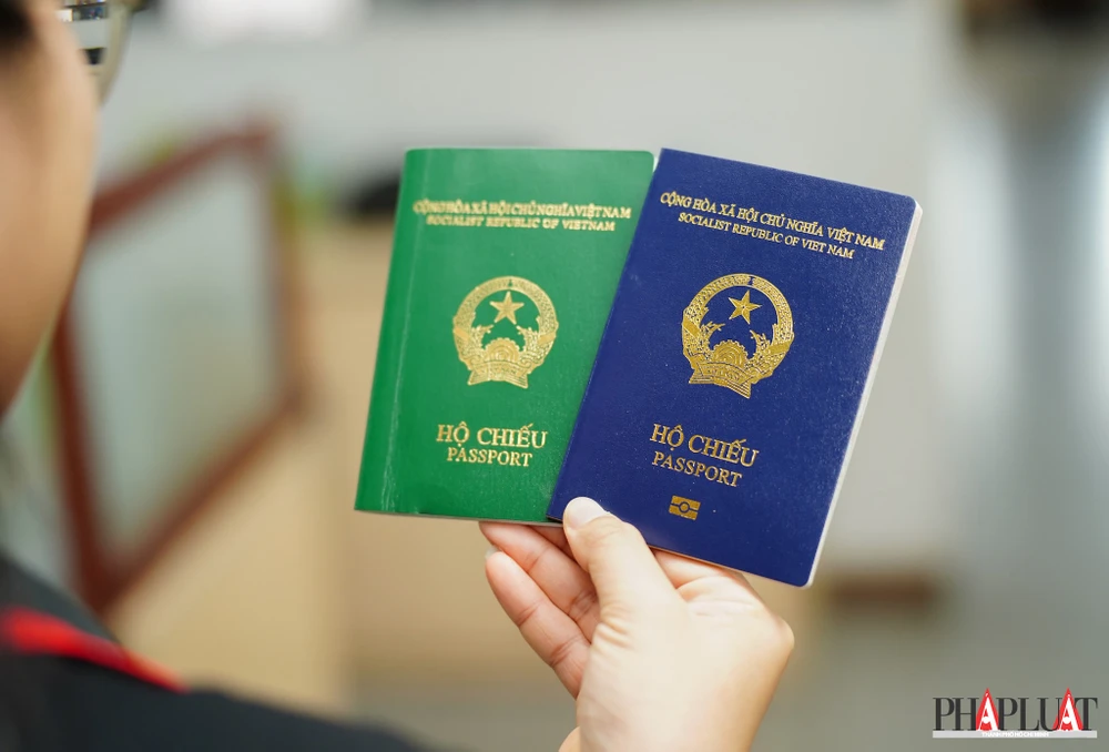 Người dùng có thể chủ động làm hộ chiếu online và nhận ngay tại nhà, không cần phải thông qua các dịch vụ hỗ trợ để tránh mất tiền. Ảnh: MINH HOÀNG