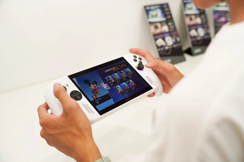 Máy chơi game cầm tay ROG Ally có báng cầm to, thoải mái. Ảnh: TIỂU MINH