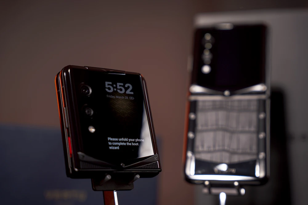 Tin công nghệ 17-10: Nhiều người siêu giàu chọn điện thoại có độ bảo mật cao.