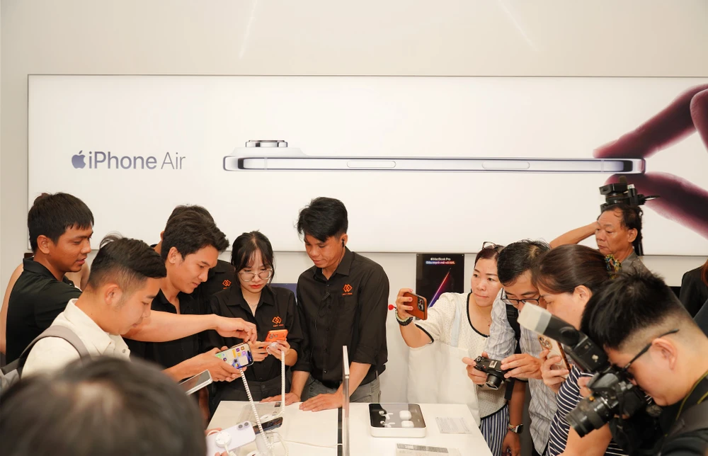 iPhone mới bán chạy hơn 14% so với người tiền nhiệm. Ảnh: TIỂU MINH