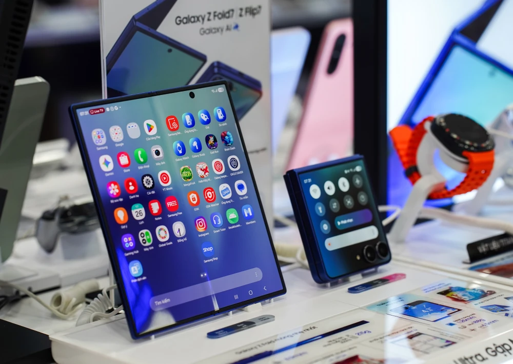 Bộ đôi điện thoại màn hình gập Z Fold7 và Z Flip7 đã giúp Samsung duy trì vị thế dẫn đầu. Ảnh: MINH HOÀNG