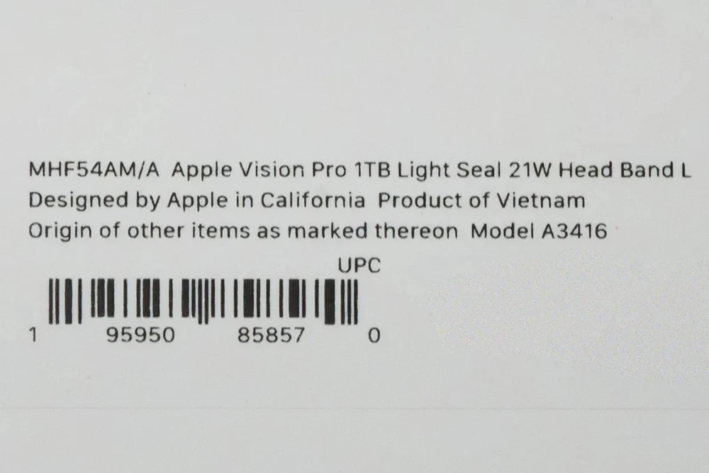 Thông tin trên bao bì Vision Pro M5. Ảnh: Bloomberg