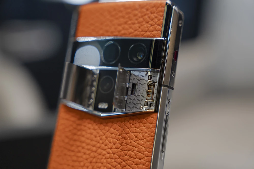 Tin công nghệ 22-10: Vertu Agent Q có khay SIM độc đáo dạng cơ khí.