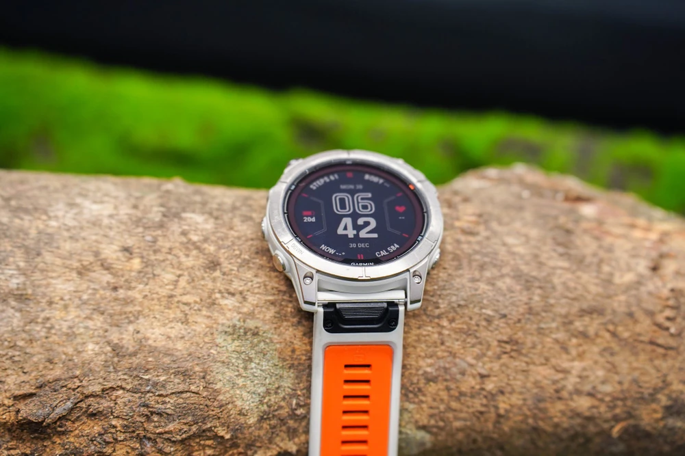 Smartwatch sử dụng màn hình MicroLED có độ sáng cao ở mọi điều kiện môi trường.