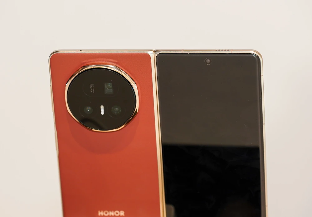 Điện thoại gập là một trong những lựa chọn đáng cân nhắc khi bạn cần làm việc đa nhiệm. Ảnh: TIỂU MINH