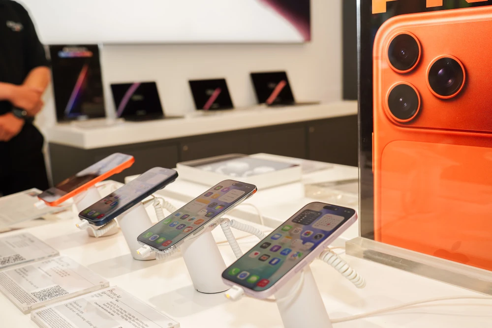 Người dùng iPhone được khuyến cáo cập nhật càng sớm càng tốt. Ảnh: TIỂU MINH